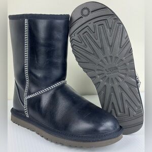 UGG Dark Navy/Black Leather Boots Women's size 6 Classic Uggs Shoes | EUC